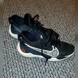 Boys size 7 Nike Sneakers.